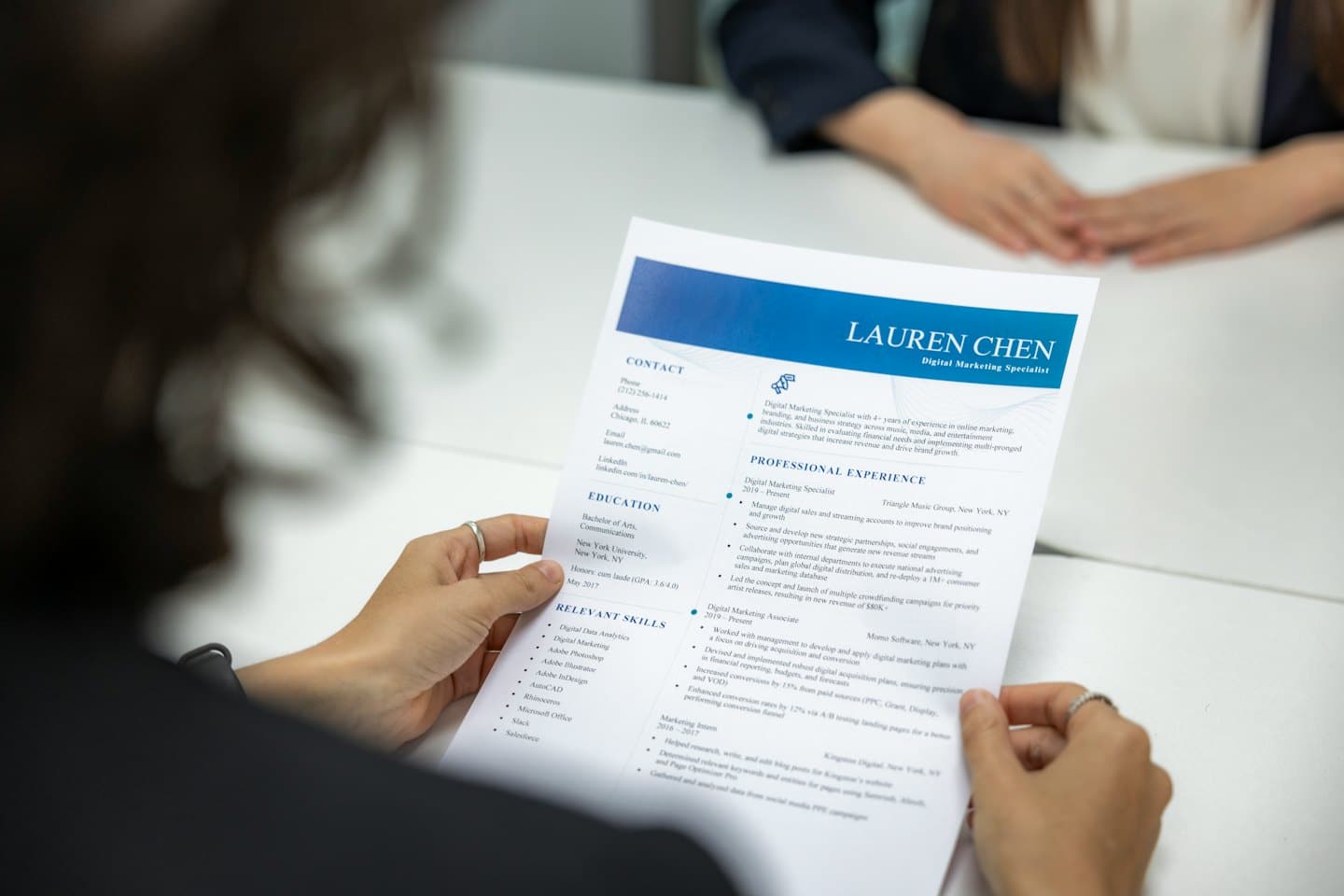 Professional reviews Lauren Chen's digital marketing specialist resume.